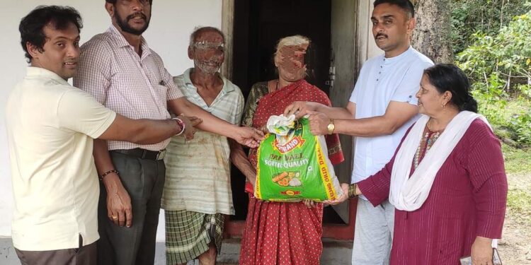 ಕಡುಬಡ ಕುಟುಂಬಗಳಿಗೆ ದಿನಸಿ ಕಿಟ್ ವಿತರಣೆ | ರೆಡ್ ಕ್ರಾಸ್ ಸಂಸ್ಥೆಯ ಕೊಡುಗೆ | ಕೆ.ಕೆ.ಅಶ್ವಿನಿಕುಮಾರ್