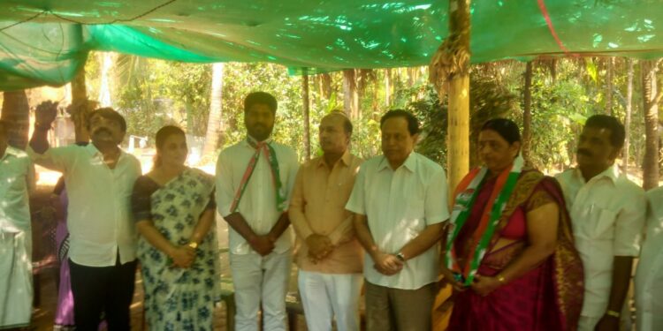 ಗ್ರಾಪಂ ಸದಸ್ಯೆ ಸುಮನ ಭಾಸ್ಕರ್, ಯುವ ಮುಖಂಡ ಕಿಶೋರ್ ‘ಅಮ್ಮ ಮಗ’ ಕಾಂಗ್ರೆಸ್ ಸೇರ್ಪಡೆ