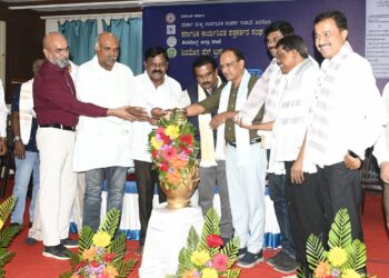 ಕಾರ್ಪೋರೇಟ್ ಜಗತ್ತಿನ ಸಮಸ್ಯೆಗಳೇ ಪತ್ರಕರ್ತರಿಗೆ ದೊಡ್ಡ ಸಮಸ್ಯೆಗಳಾಗಿ ಕಾಣುತ್ತಿವೆ | ಮುಖ್ಯಮಂತ್ರಿಗಳ ಮಾಧ್ಯಮ ಸಲಹೆಗಾರ ಕೆ.ವಿ.ಪ್ರಭಾಕರ್ ಬೇಸರ | ಶಿವಮೊಗ್ಗ ಪತ್ರಕರ್ತರ ಸಂಘ, ಪ್ರೆಸ್ ಟ್ರಸ್ಟ್, ವಾರ್ತಾ ಇಲಾಖೆ ಆಯೋಜಿಸಿದ್ದ ಪತ್ರಿಕಾ ದಿನಾಚರಣೆ ಉದ್ಘಾಟನೆ