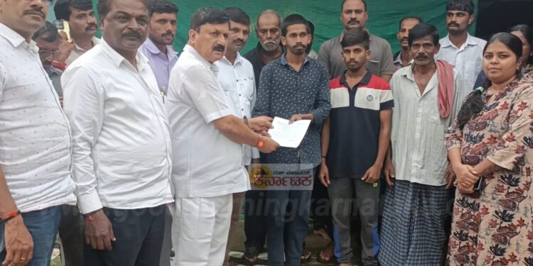 ಹಳ್ಳಕ್ಕೆ ಬಿದ್ದು ಮೃತಪಟ್ಟ ವ್ಯಕ್ತಿಯ ಕುಟುಂಬಕ್ಕೆ ಪರಿಹಾರ: ಶಶಿಕಲಾ ಕುಟುಂಬಕ್ಕೆ ರೂ.5 ಲಕ್ಷ ಪರಿಹಾರ ಚೆಕ್ ವಿತರಿಸಿದ ಶಾಸಕ ಆರಗ ಜ್ಞಾನೇಂದ್ರ